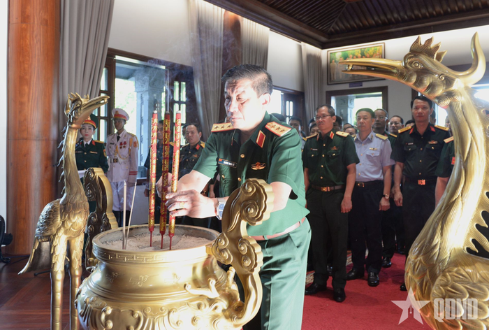Thượng tướng Trương Thiên Tô dâng hương tưởng niệm Chủ tịch Hồ Chí Minh.