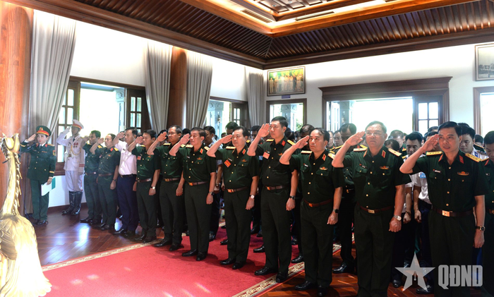 Thượng tướng Trương Thiên Tô và các đại biểu dâng hoa, dâng hương tưởng niệm Chủ tịch Hồ Chí Minh, Đại tướng Võ Nguyên Giáp tại Nhà tưởng niệm Chủ tịch Hồ Chí Minh, Bảo tàng Hồ Chí Minh chi nhánh Quân khu 5.