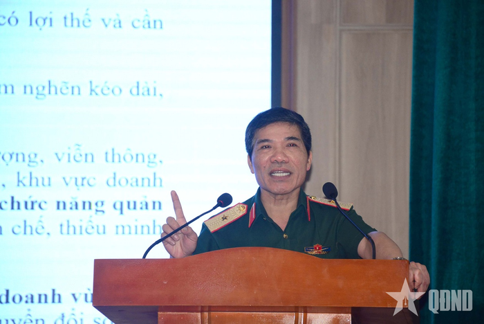 Thiếu tướng Đào Minh Đạo, Phó cục trưởng Cục Tài chính truyền đạt nội dung tại hội thảo.