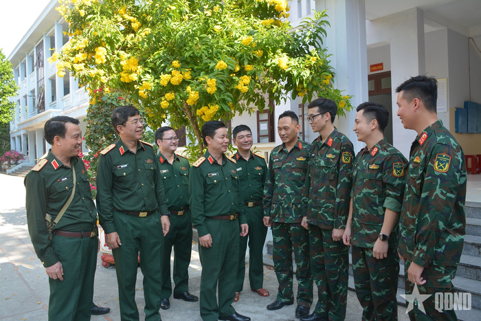 Thượng tướng Đỗ Xuân Tụng, Ủy viên Trung ương Đảng, Ủy viên Quân ủy Trung ương, Phó chủ nhiệm Tổng cục Chính trị thăm, hỏi động viên thăm, động viên đội ngũ y, bác sĩ đang công tác tại Bệnh xá Trung tâm đảo Nam Yết.