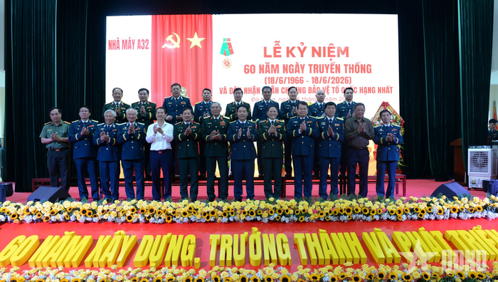  Các đại biểu chụp ảnh lưu niệm. 