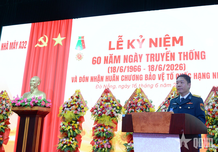  Đại tá Phạm Bá Nguyên, Giám đốc Nhà máy A32 trình bày diễn văn kỷ niệm. 