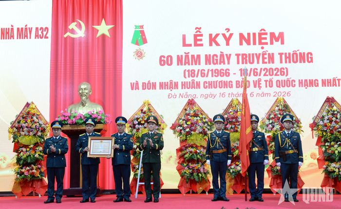  Thừa ủy quyền của Chủ tịch nước, Thượng tướng Phạm Trường Sơn trao Huân chương Bảo vệ Tổ quốc hạng Nhất tặng Nhà máy A32. 