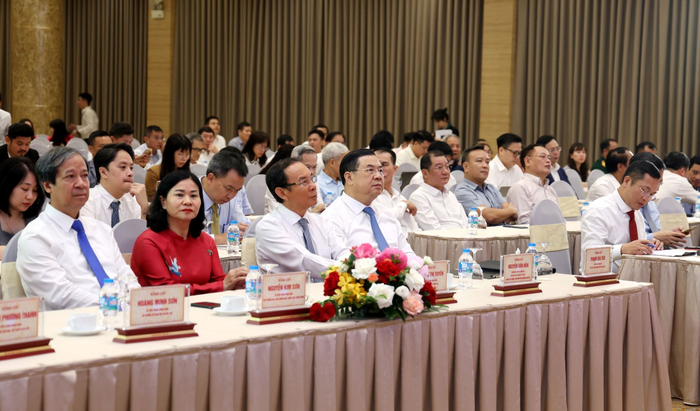 Các đại biểu tham dự buổi lễ.