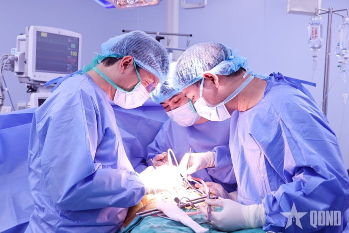 Bác sĩ Bệnh viện Trung ương Quân đội 108 thực hiện ghép thận cho bệnh nhi (tháng 4-2025). Ảnh: qdnd.vn