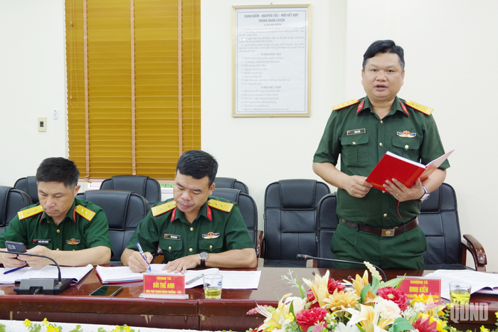  Thượng tá Đinh Kiên, Phó bí thư Đảng ủy, Trung đoàn trưởng Trung đoàn Bộ binh 244 phát biểu tại hội nghị. 