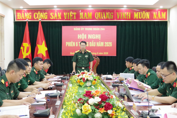 Thượng tá Nguyễn Đình Cường, Bí thư Đảng ủy, Chính ủy Trung đoàn 244 chủ trì hội nghị. 