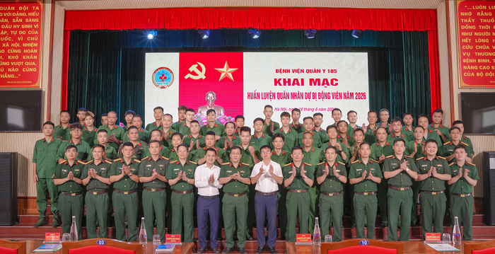 Các đồng chí quân nhân dự bị chụp ảnh lưu niệm cùng lãnh đạo, chỉ huy Bệnh viện và địa phương giao nguồn. 