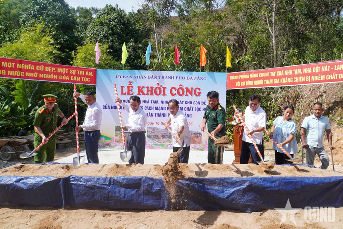  Các đại biểu thực hiện nghi thức khởi công. 