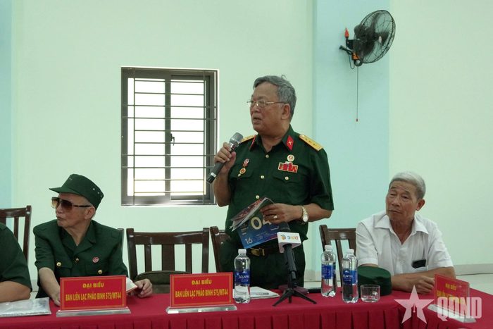  Các đại biểu phát biểu. 