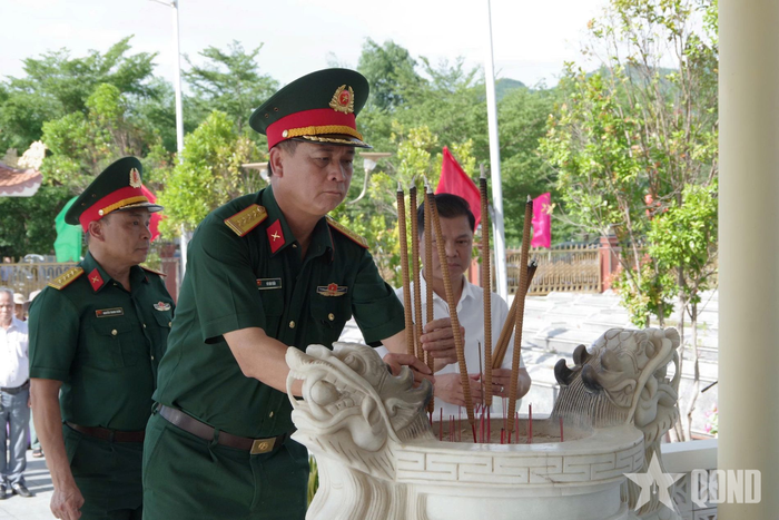  Các đại biểu dâng hương tưởng niệm các Anh hùng liệt sĩ tại Nghĩa trang Liệt sĩ xã Hà Nha. 