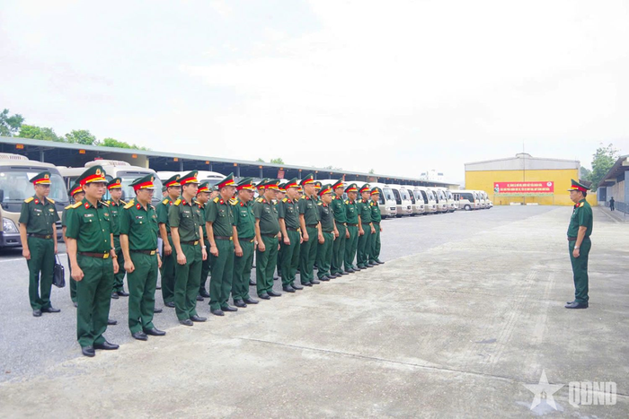 Đại tá Đinh Hoàng Huyên, Phó cục trưởng Cục Xe máy - Vận tải quán triệt nhiệm vụ đưa, đón đại biểu dự Đại hội đại biểu toàn quốc Hội Cựu chiến binh Việt Nam lần thứ VIII.