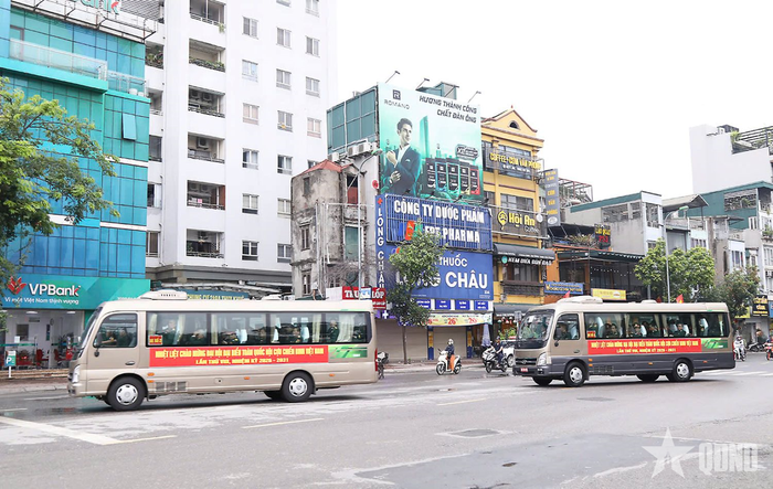 Đoàn xe thực hiện nhiệm vụ đưa, đón đại biểu.