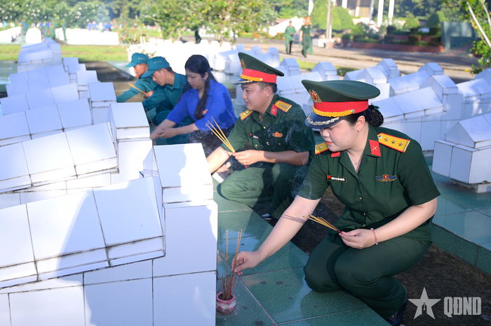 Các đại biểu, cán bộ, đoàn viên thanh niên dâng hương tại Nghĩa trang Liệt sĩ Châu Phú.