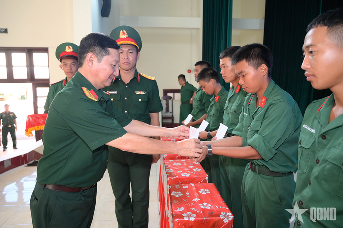  Đại tá Lê Thanh Lưu, Trưởng phòng Công tác quần Chúng, Cục Chính trị, Quân khu 9 trao quà tặng chiến sĩ Trung đoàn 892 có hoàn cảnh khó khăn biểu tại buổi phát động Chiến dịch Thanh niên tình nguyện hè năm 2026. 