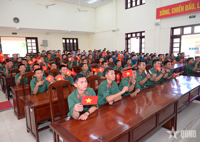  Cán bộ, chiến sĩ Trung đoàn 892 tham gia buổi phát động Chiến dịch Thanh niên tình nguyện hè năm 2026. 