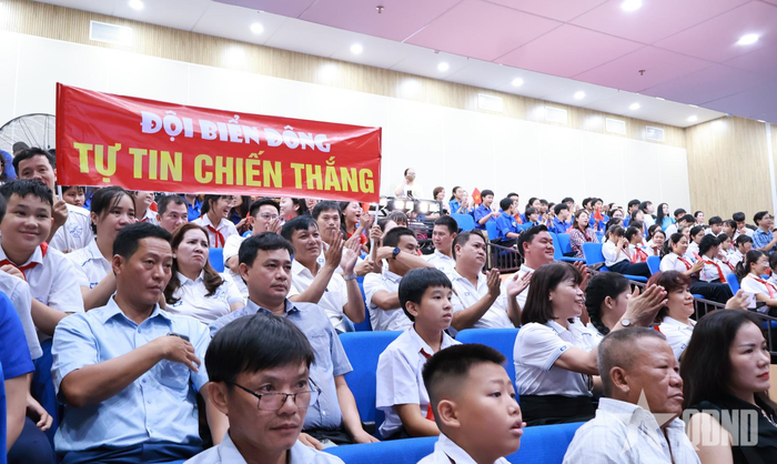  Không khí hội trường thêm phần rộn ràng nhờ sự tiếp lửa nhiệt tình từ các cổ động viên. 
