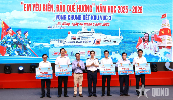  Trung tướng Bùi Quốc Oai, Bí thư Đảng ủy, Chính ủy Cảnh sát biển Việt Nam trao tivi thông minh tặng các nhà trường nhằm hỗ trợ công tác chuyển đổi số. 