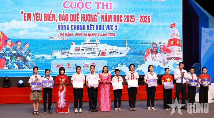 Đại diện các đơn vị đồng hành, nhà tài trợ trao học bổng tặng các em học sinh có hoàn cảnh khó khăn. 