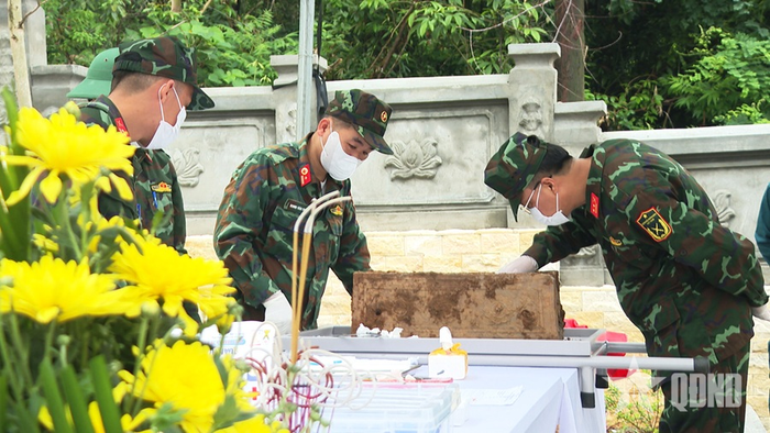 Tiến hành lấy mẫu hài cốt liệt sĩ tại Nghĩa trang Liệt sĩ Hy Cương.