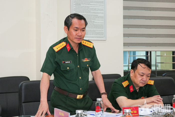 Đại tá Phạm Hồng Thái, Phó tham mưu trưởng Tổng cục Hậu cần - Kỹ thuật phát biểu tại hội nghị. 