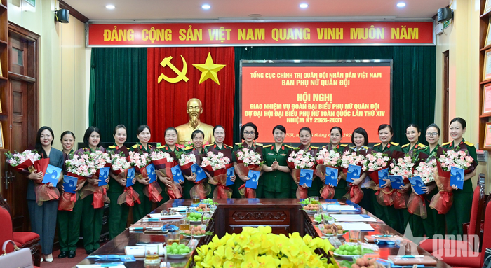  Trao hoa, quà tặng các đại biểu Phụ nữ Quân đội dự Đại hội đại biểu Phụ nữ toàn quốc lần thứ XIV. 