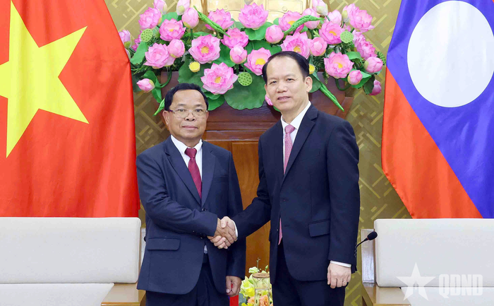 Bộ trưởng Bộ Tư pháp Hoàng Thanh Tùng và Phó thủ tướng, Bộ trưởng Bộ Tư pháp Lào Khamphan Phommathat.