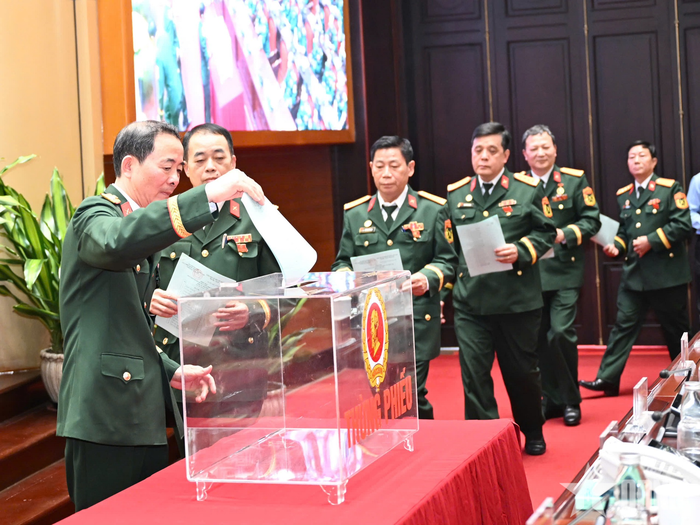  Đại biểu tiến hành bỏ phiếu bầu Ban Chấp hành Hội Cựu chiến binh Việt Nam khóa VIII. 