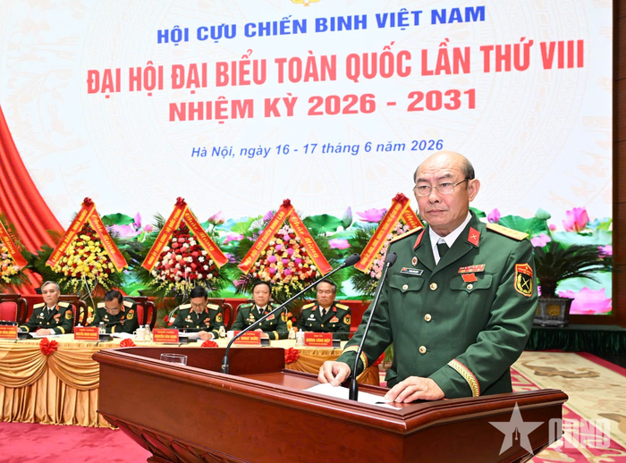 Đại tá Phạm Văn Bước, Chủ tịch Hội CCB thành phố Cần Thơ trình bày tham luận tại đại hội. 