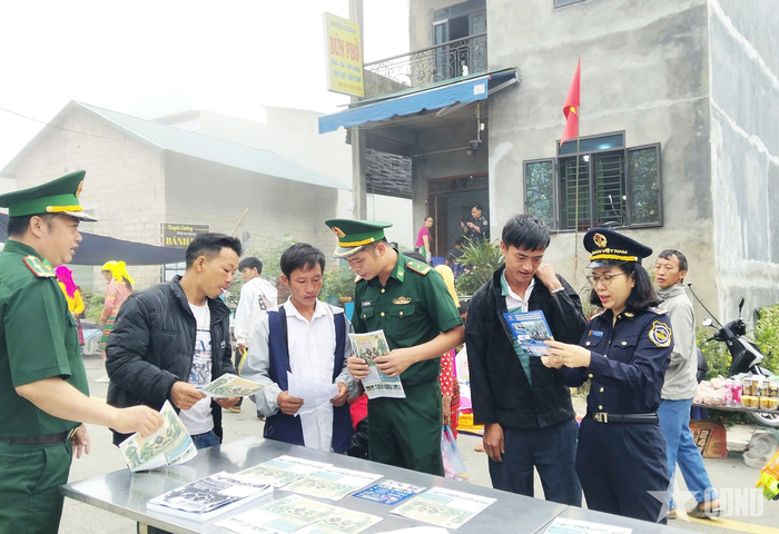 Cán bộ Đồn Biên phòng Cửa khẩu Săm Pun và Hải quan Săm Pun tuyên truyền, phổ biến pháp luật, phòng, chống ma túy và mua bán người cho nhân dân tại chợ phiên Xín Cái, xã Sơn Vĩ, tỉnh Tuyên Quang.