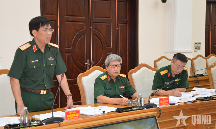Thiếu tướng Nguyễn Quang Bỉnh, Cục trưởng Cục Doanh trại, phát biểu tại hội nghị. 