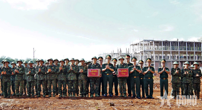  Đại tá Hà Viết Liễn trao quà tặng các đơn vị hỗ trợ xây dựng Trường phổ thông dân tộc nội trú liên cấp xã Ia O.