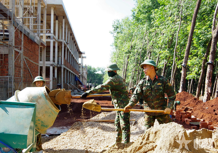 Cán bộ, chiến sĩ Quân đoàn 34 vượt nắng, thắng mưa trên công trường. 