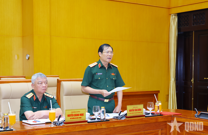 Đại tướng Nguyễn Tân Cương phát biểu tại hội nghị. 