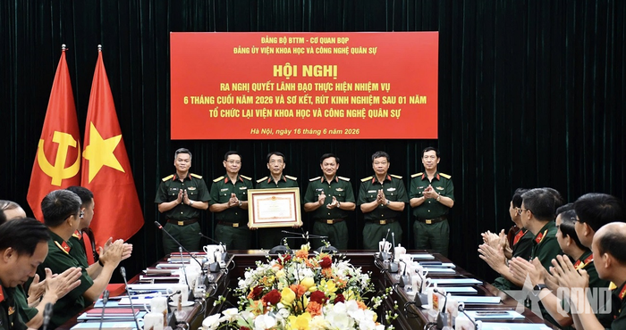 Trung tướng Lê Văn Hướng trao Bằng khen của Thủ tướng Chính phủ tặng Viện Khoa học và Công nghệ quân sự về thành tích xuất sắc đột xuất trong tham gia hỗ trợ nhân dân khắc phục hậu quả cơn bão số 11 (tháng 10-2025).