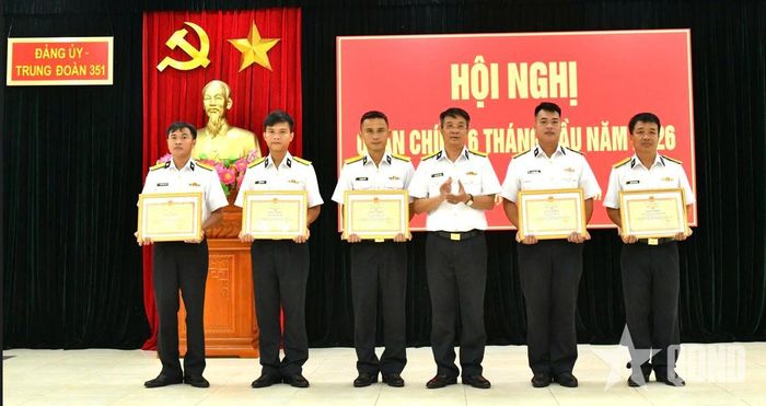  Trao khen thưởng tặng các tập thể, cá nhân. 