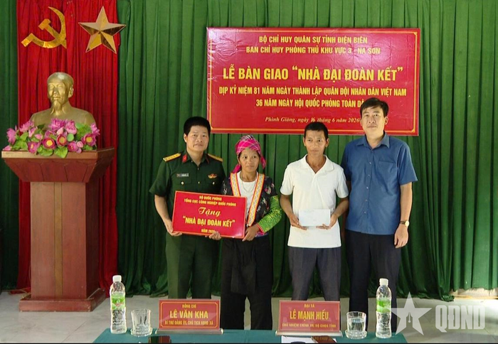  Đại diện lãnh đạo xã Phình Giàng và Bộ CHQS tỉnh Điện Biên trao kinh phí hỗ trợ và quà tặng gia đình ông Mùa A Pó. 