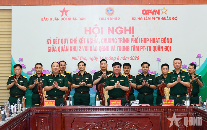  Các đại biểu chúc mừng thành công hội nghị.