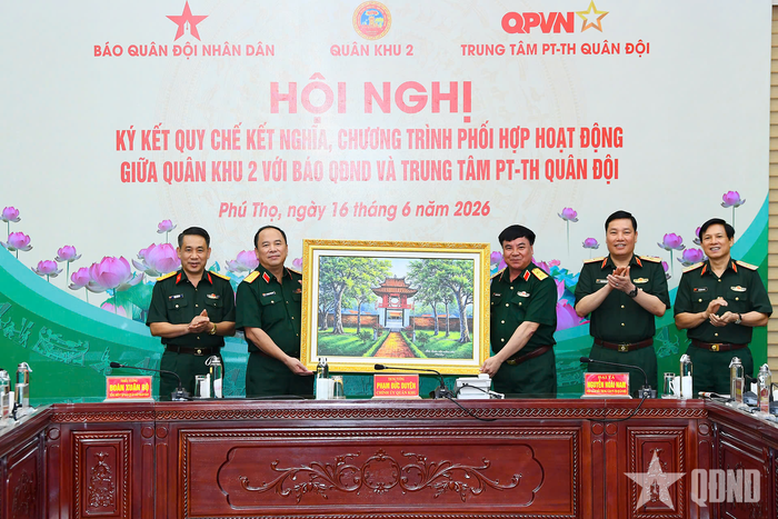  Lãnh đạo Báo QĐND trao món quà ý nghĩa tặng Quân khu 2 tại hội nghị.