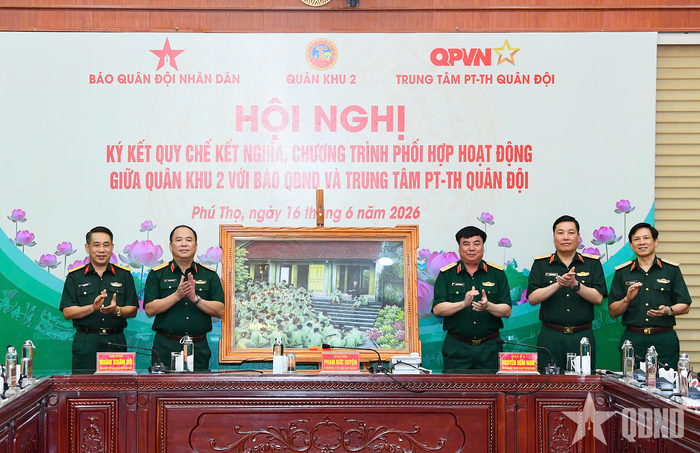  Lãnh đạo Quân khu 2 tặng hoa và món quà ý nghĩa chúc mừng Báo QĐND nhân dịp kỷ niệm 101 năm Ngày Báo chí cách mạng Việt Nam.