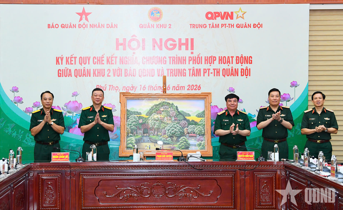  Lãnh đạo Quân khu 2 tặng hoa và món quà ý nghĩa chúc mừng Trung tâm PT-TH Quân đội nhân dịp kỷ niệm 101 năm Ngày Báo chí cách mạng Việt Nam.