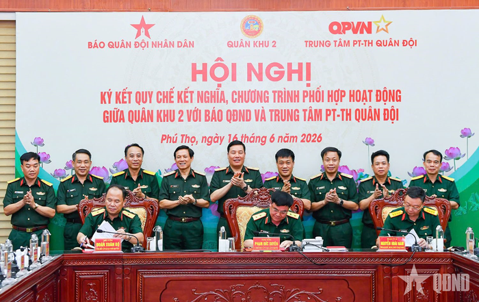 Lãnh đạo Quân khu 2, Báo QĐND và Trung tâm PT-TH Quân đội ký kết quy chế kết nghĩa, chương trình phối hợp hoạt động. 