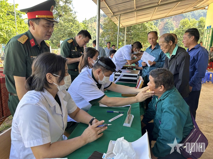 Lực lượng quân y Bộ CHQS tỉnh Điện Biên khám bệnh, cấp thuốc miễn phí cho nhân dân vùng thiên tai Xa Dung, tỉnh Điện Biên (năm 2025). Ảnh: ĐỨC HẠNH