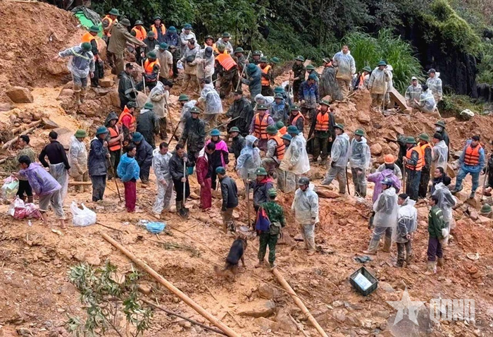 Cán bộ, chiến sĩ Bộ CHQS tỉnh Tuyên Quang cùng các lực lượng tham gia tìm kiếm, cứu nạn, khắc phục hậu quả mưa lũ, sạt lở đất tại xã Lũng Cú, tỉnh Tuyên Quang năm 2025. Ảnh: THẾ ĐỒNG
