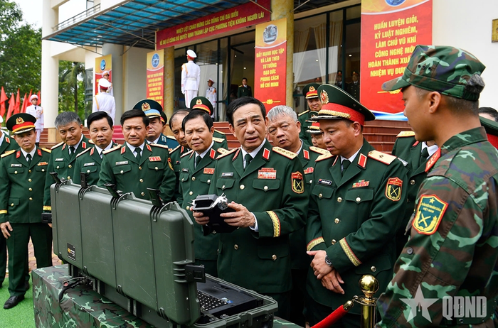 Đại tướng Phan Văn Giang, Ủy viên Bộ Chính trị, Phó thủ tướng Chính phủ, Bộ trưởng Bộ Quốc phòng và các đại biểu tham quan trưng bày vũ khí, trang bị kỹ thuật không người lái tại Lễ công bố Quyết định thành lập Cục Phương tiện không người lái ngày 12-6. Ảnh: qdnd.vn