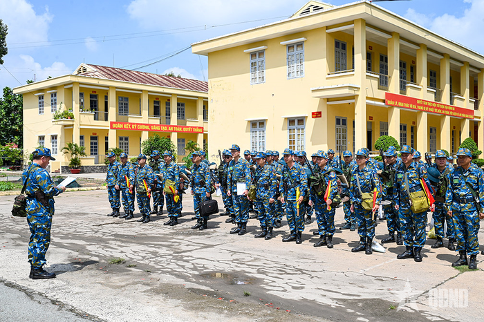 Quán triệt mệnh lệnh hành quân.