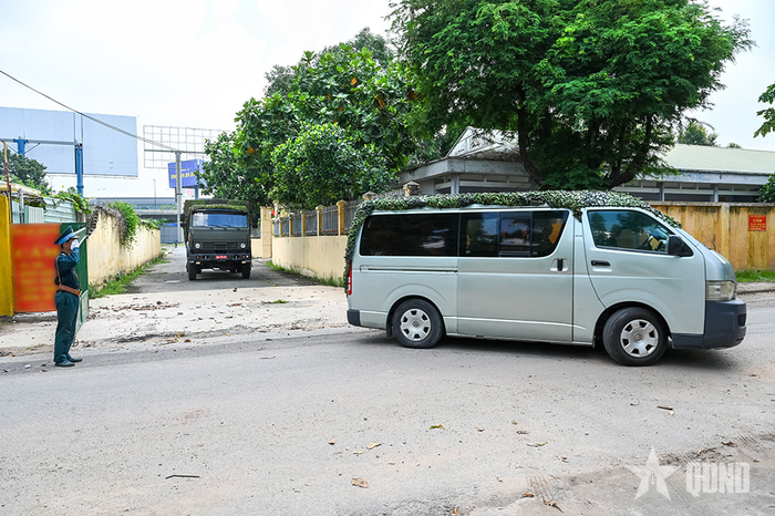 Cơ động lực lượng đến vị trí đóng quân dã ngoại.
