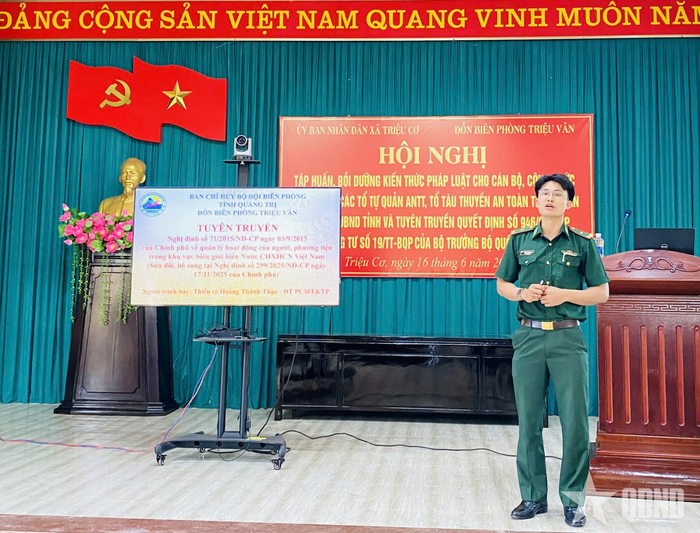  Báo cáo viên tuyên Đồn Biên phòng Triệu Vân thông tin các chuyên đề tại hội nghị.
