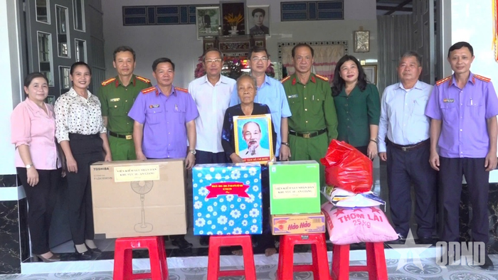 Đảng ủy, HĐND, UBND, Ủy ban MTTQ Việt Nam xã Thoại Sơn, ban ấp, đơn vị trao tặng các phần quà và nhu yếu phẩm thiết yếu nhằm động viên gia đình.