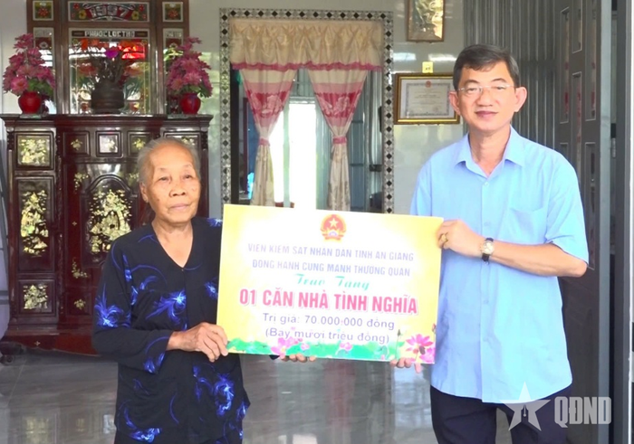 Đại diện lãnh đạo Đảng ủy, HĐND, UBND, Ủy ban MTTQ Việt Nam xã Thoại Sơn (An Giang) bàn giao nhà tình nghĩa tặng gia đình bà Lâm Thị Biết.